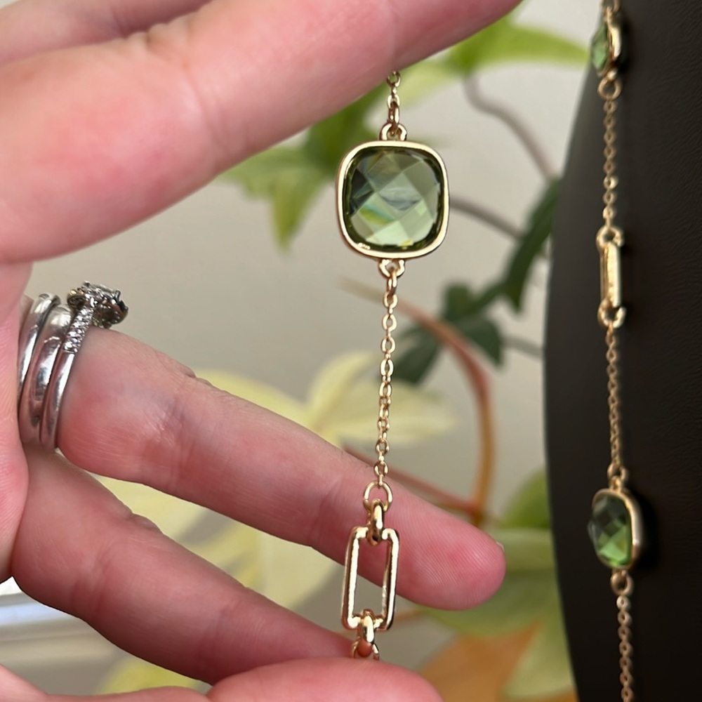 🚨SOLD
ELSEWHERE🚨Ann Taylor Green and Gold Necklace with Elegant Design - Picture 6 of 7